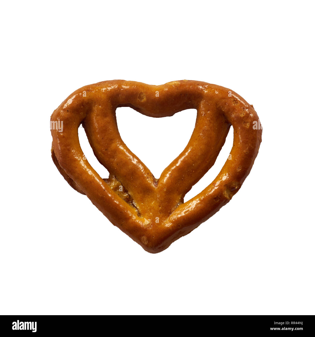 Pretzel nella forma di cuore isolato su sfondo bianco Foto Stock