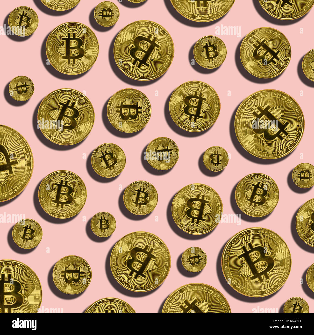 Bitcoin monete con forma su sfondo rosa. Bitcoin concetto di data mining Foto Stock