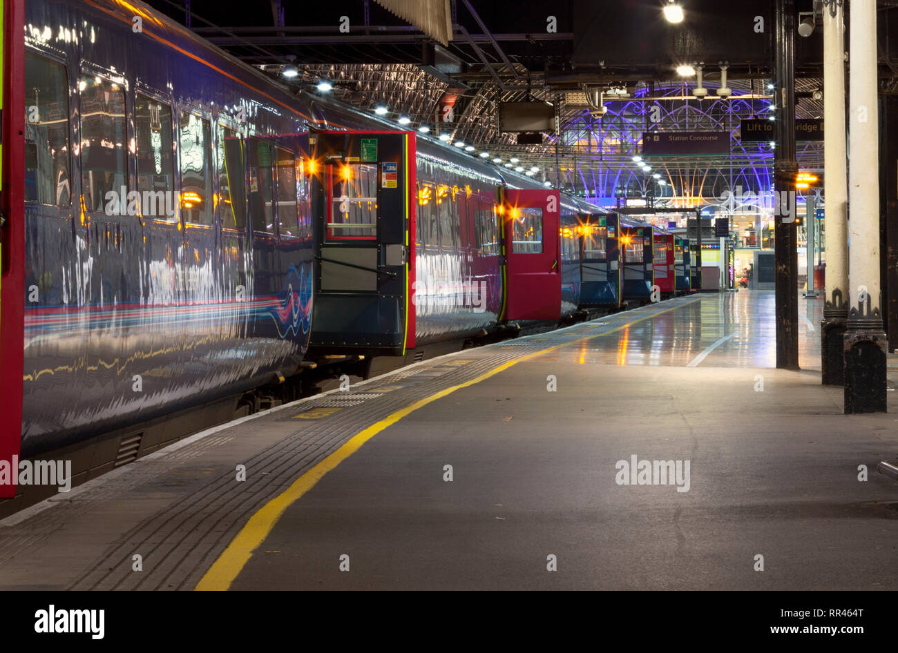 Sbattere le porte sul marchio 3 carrelli di un primo grande Western Intercity 125 treno a Londra Paddington di notte come si attende per i passeggeri Foto Stock