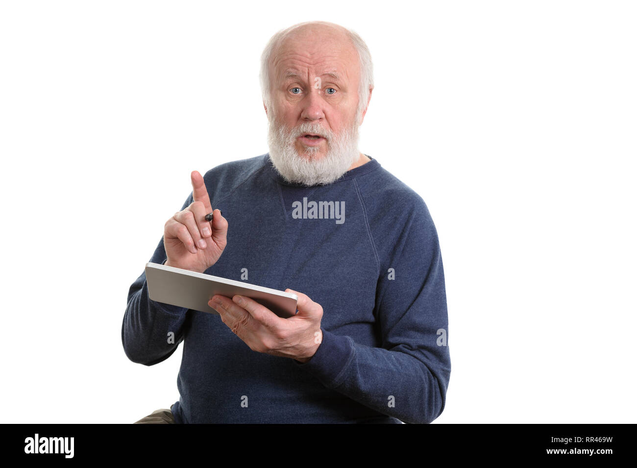 Funny vecchio uomo utilizzando computer tablet isolato su bianco Foto Stock