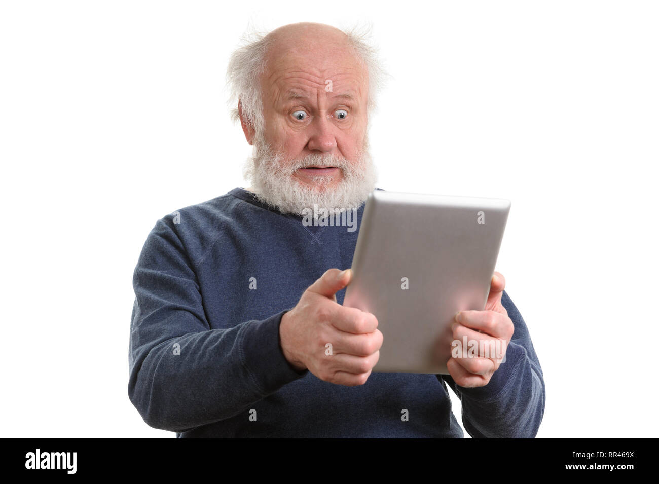 Funny scioccato vecchio uomo utilizzando computer tablet isolato su bianco Foto Stock