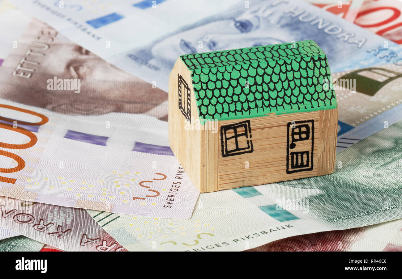 Stoccolma, Svezia - 10 Febbraio 2017: una miniatura singola in legno-casa famiglia sulle banconote in svedese. Foto Stock