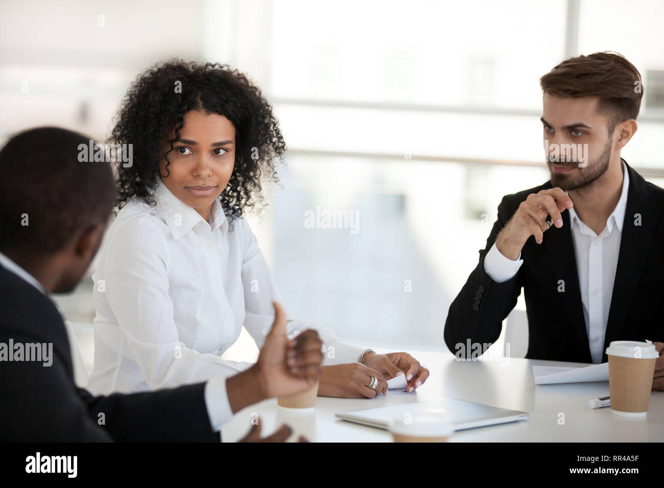 Diversi colleghi riuniti nel briefing comunicante risolvere questioni aziendali Foto Stock