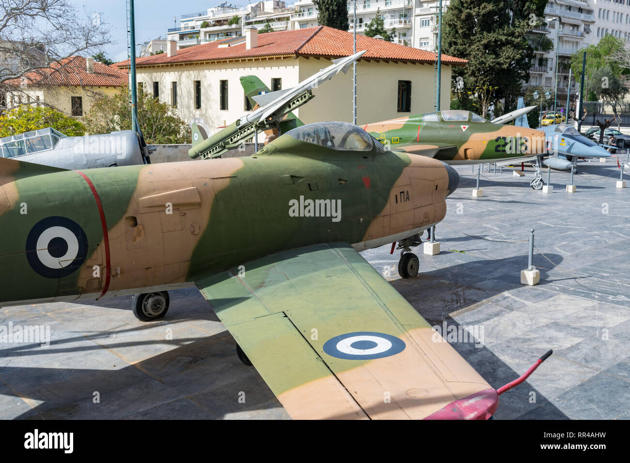 Atene, Grecia - 3 Febbraio 2019: aerei all'area esterna nel Museo della Guerra di Atene Foto Stock