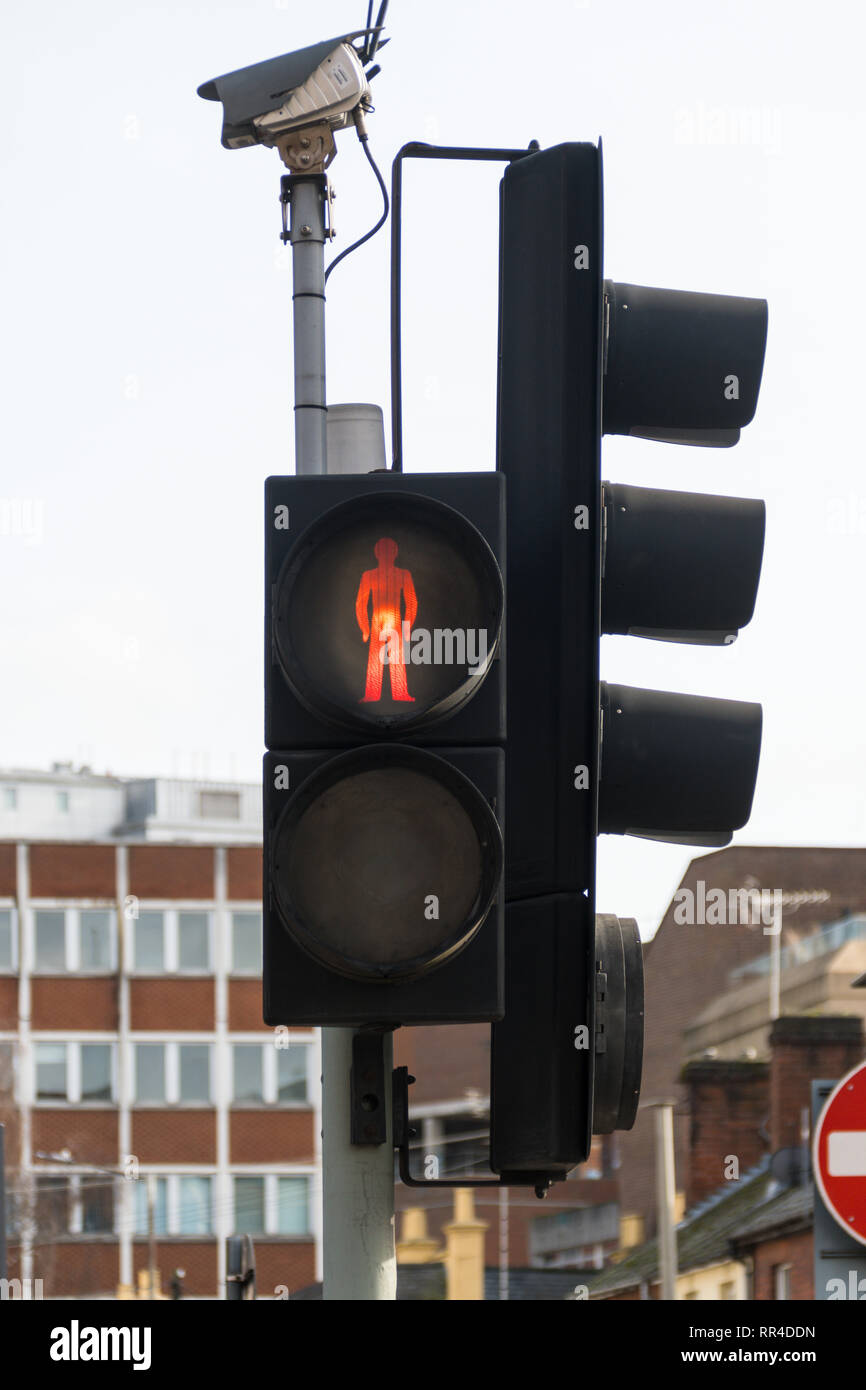 Reading, Regno Unito - 09 Febbraio 2019: Pelican crossing segno indicante uomo rosso per non incrociare il Caversham Road Foto Stock