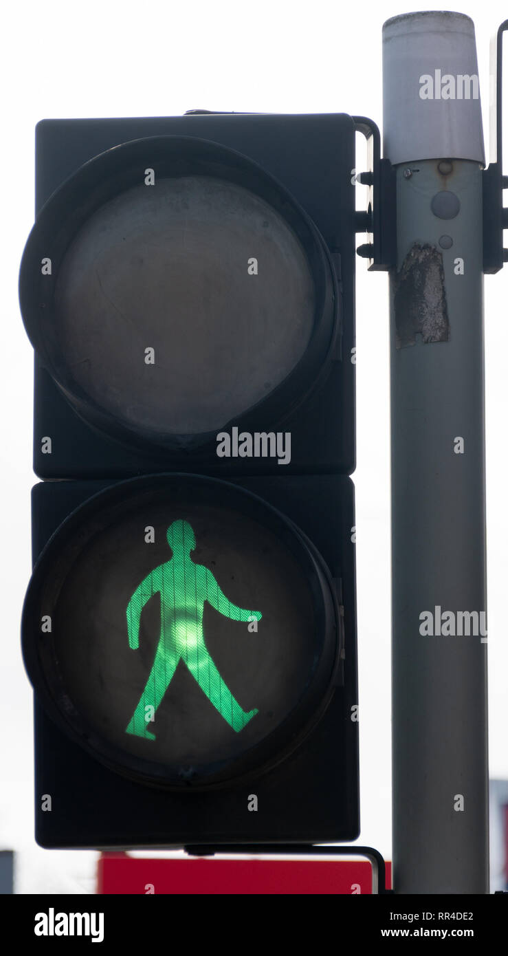 Reading, Regno Unito - 09 Febbraio 2019: Pelican crossing segno indicante l'uomo verde per sicuro attraversare il Caversham Road Foto Stock