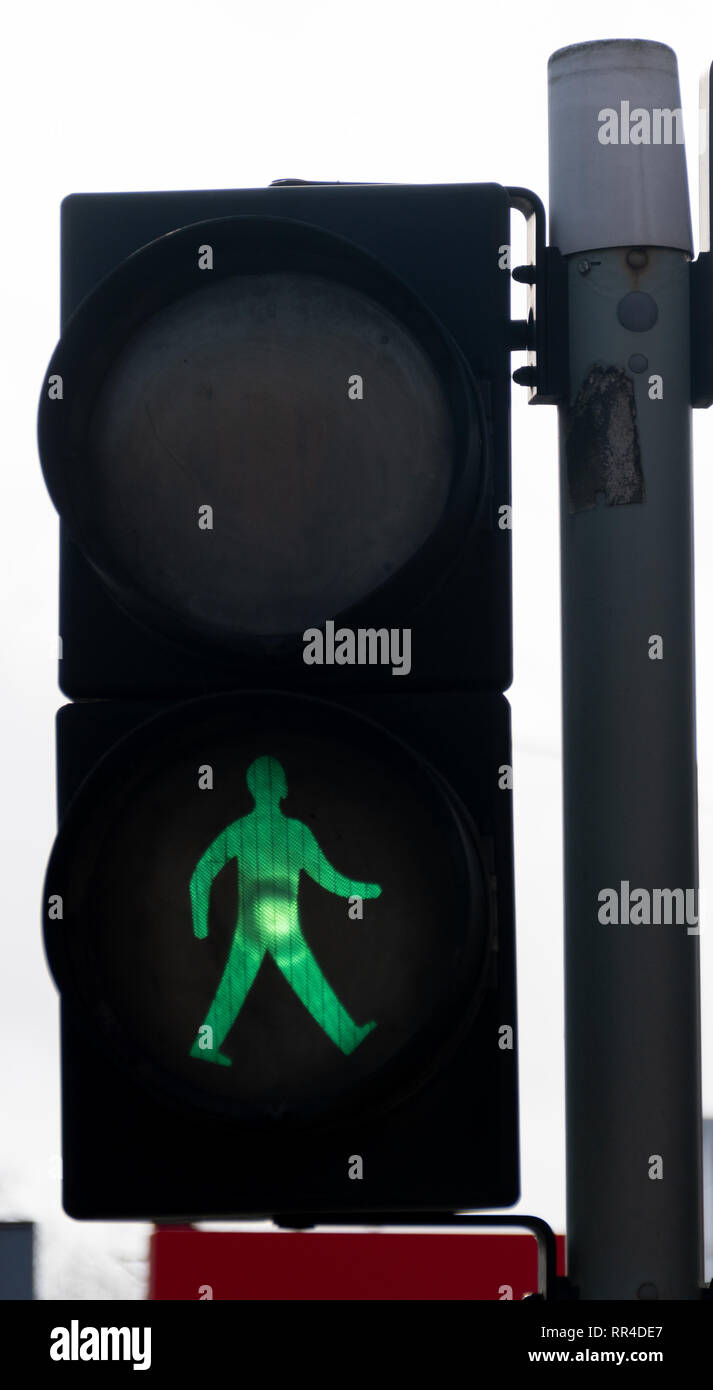 Reading, Regno Unito - 09 Febbraio 2019: Pelican crossing segno indicante l'uomo verde per sicuro attraversare il Caversham Road Foto Stock
