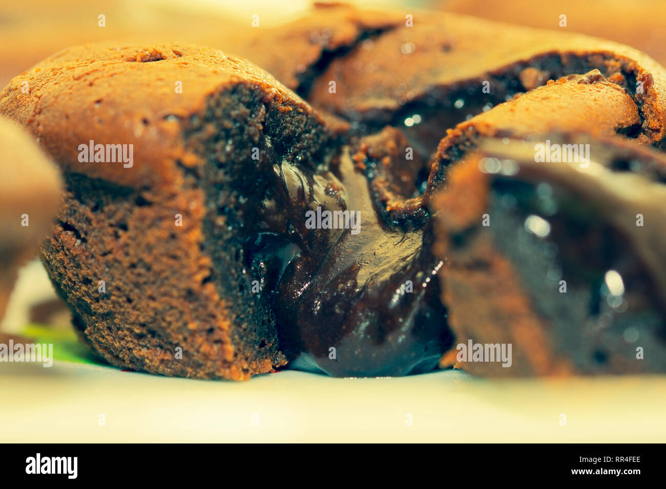 Close-up di un cremoso e delizioso cioccolato torta di lava, appena prelevato dal forno Foto Stock