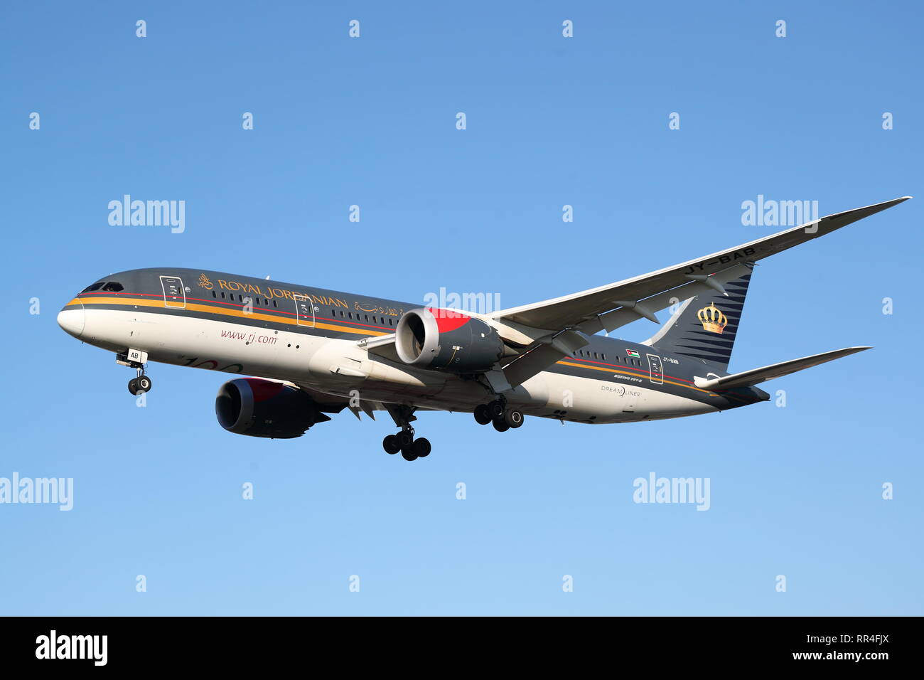 Royal Jordanian Boeing 787-8 JY-BAB atterraggio all'Aeroporto Heathrow di Londra, Regno Unito Foto Stock