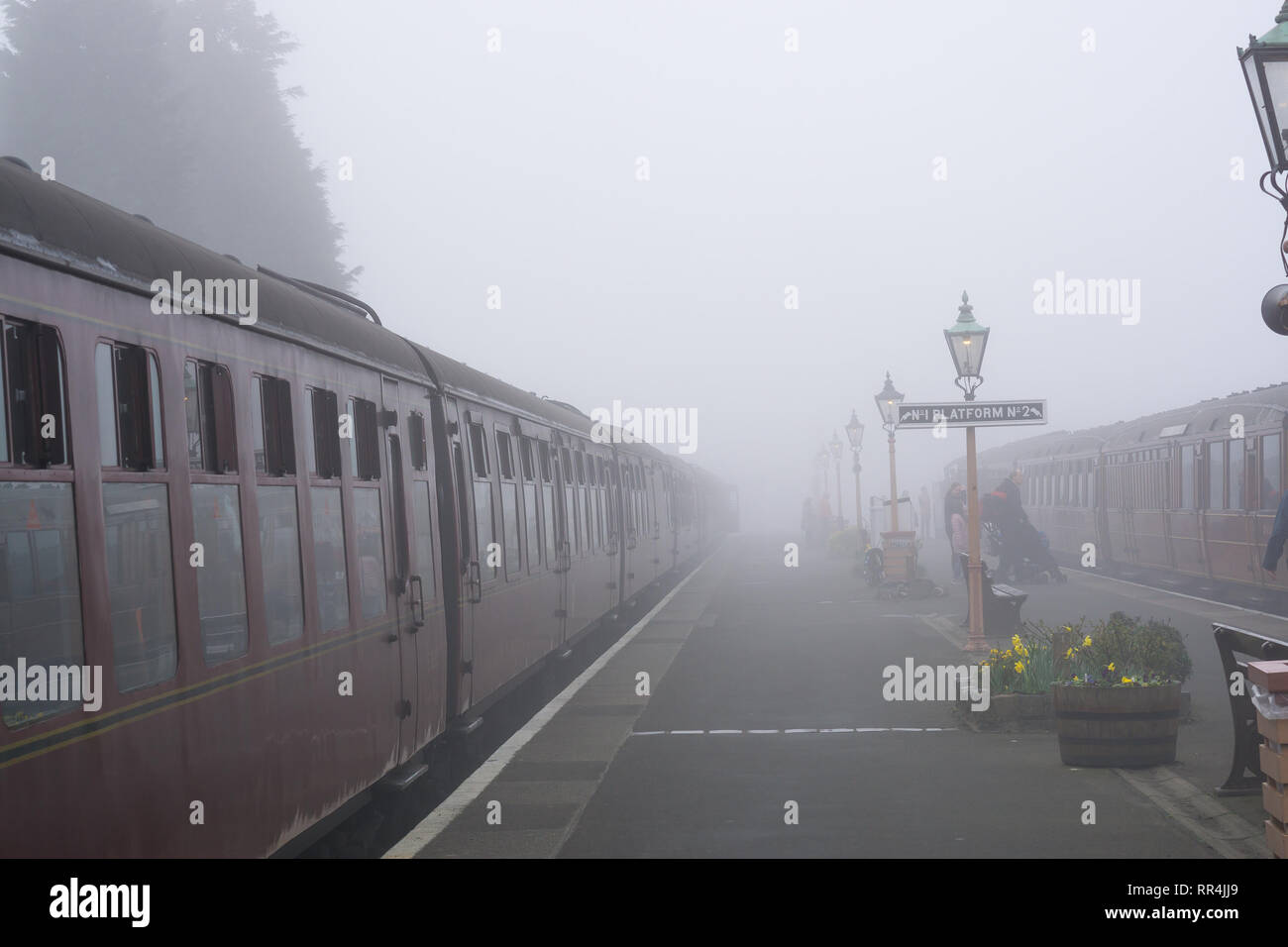 Kidderminster, Regno Unito. Il 24 febbraio, 2019. Regno Unito meteo: nonostante la fitta nebbia mattutina in Worcestershire, niente smorza lo spirito dei volontari dedicati a Severn Valley Railway; la foschia mattutina fornendo un suggestivo e pittoresco di iniziare la giornata per i passeggeri di salire a bordo di questi treni d'epoca. Credito: Lee Hudson/Alamy Live News Foto Stock