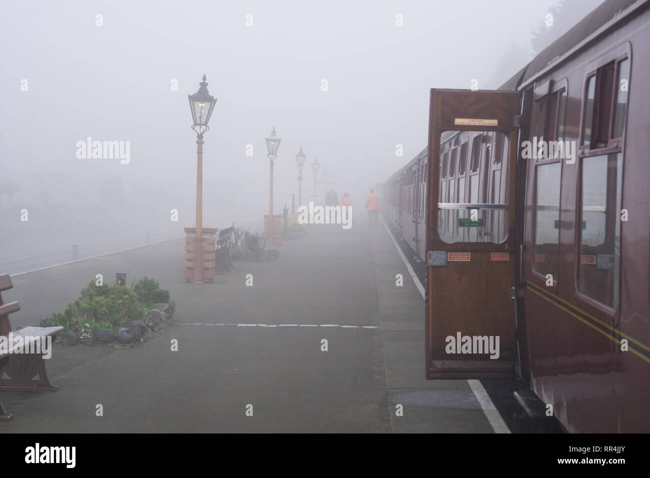 Kidderminster, Regno Unito. Il 24 febbraio, 2019. Regno Unito meteo: nonostante la fitta nebbia mattutina in Worcestershire, niente smorza lo spirito dei volontari dedicati a Severn Valley Railway; la foschia mattutina fornendo un suggestivo e pittoresco di iniziare la giornata per i passeggeri di salire a bordo di questi treni d'epoca. Credito: Lee Hudson/Alamy Live News Foto Stock