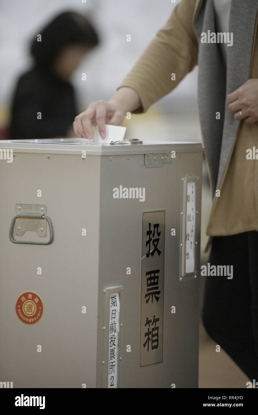 NAGO, Giappone - 23 febbraio: popolo Okinawense getta i loro voti in prefetture referendum sulla rilocazione pianificata di una base militare degli Stati Uniti in corrispondenza di una stazione di polling su 23 Febbraio 2019 nella città di Nago, Prefettura di Okinawa, in Giappone. (Foto di Richard Atrero de Guzman/ Aflo) Foto Stock