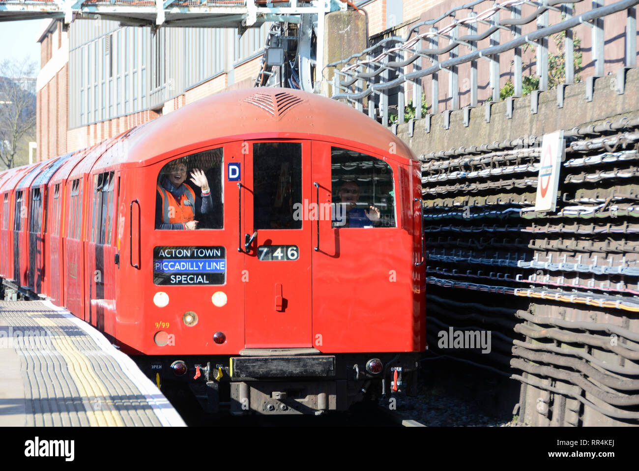 Londra, Inghilterra, Regno Unito. Il 24 febbraio 2019. Un meravigliosamente restaurato in stile art-deco in treno Barons Court Tube Station, sulla District line, nel centro di Londra © Benjamin John/ Alamy Live News. Foto Stock