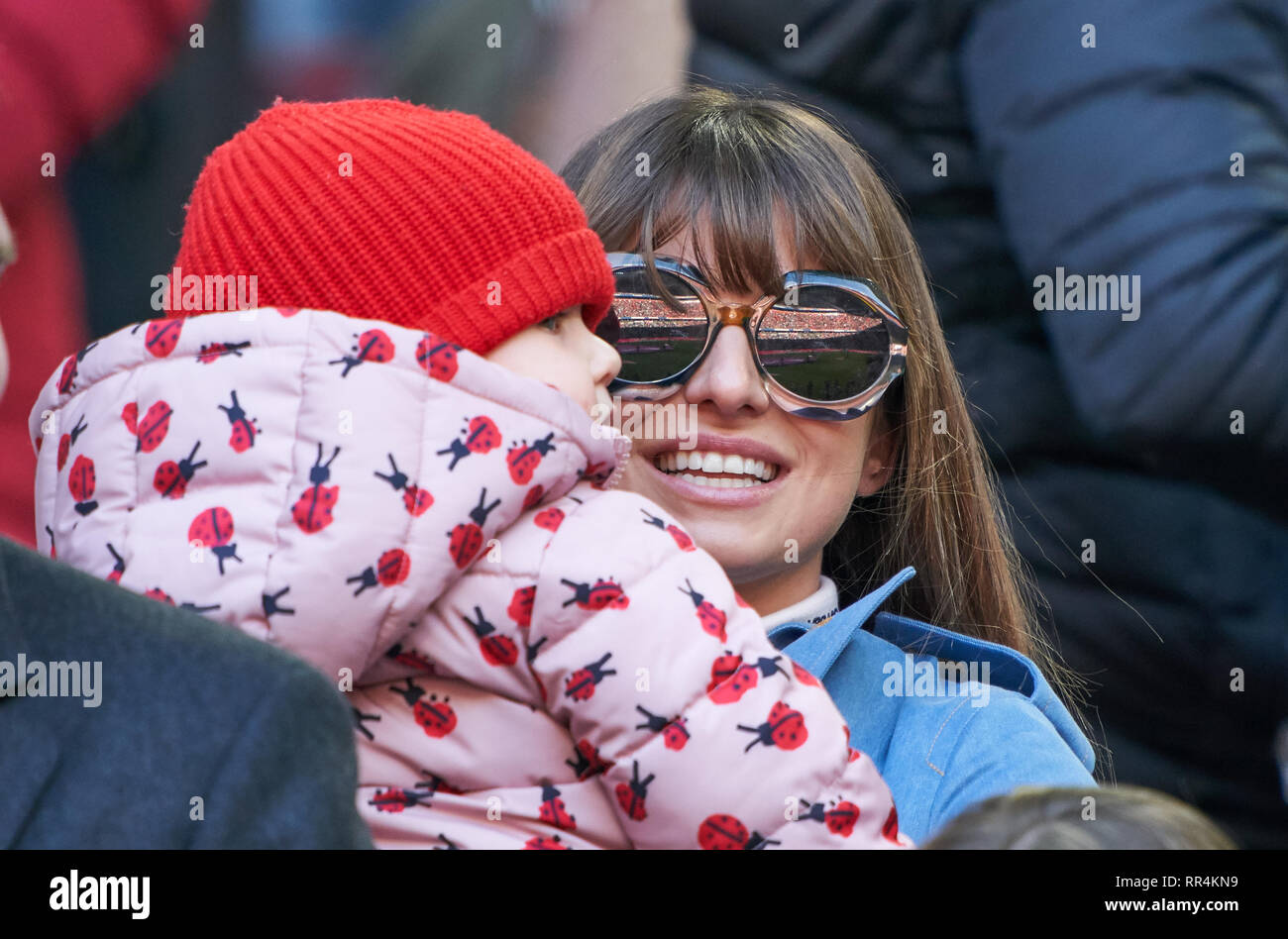 Monaco di Baviera, Germania. Il 23 febbraio, 2019. Anna, moglie di Robert LEWANDOWSKI, FCB 9 con la figlia Klara, FC Bayern Monaco - Hertha BSC Berlino 1-0 - DFL REGOLAMENTI VIETANO QUALSIASI USO DI FOTOGRAFIE come sequenze di immagini e/o quasi-VIDEO - 1.della Lega calcio tedesca , Monaco di Baviera, febbraio 23, 2019 stagione 2018/2019, giornata 24, FCB, München, © Peter Schatz / Alamy Live News Foto Stock