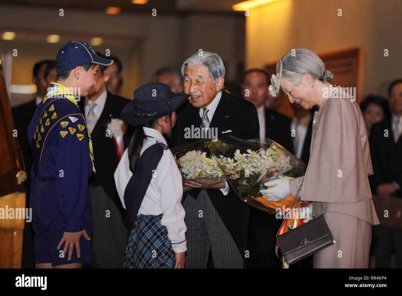 Tokyo, Giappone. 24 Febbraio, 2019. Giapponese Imperatore Akihito 2 (R) e l'Imperatrice Michiko (1R) ricevere mazzi da un boy scout e una ragazza scout dopo la cerimonia per il trentesimo anniversario dell imperatore della sua intronizzazione in Tokyo, Giappone, Feb 24, 2019. Credito: Du Natalino/Xinhua/Alamy Live News Foto Stock