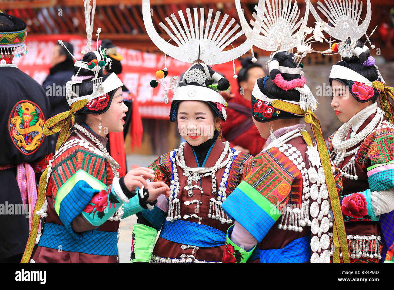 Zhouxi, Cina. 24 feb 2019. Gli abitanti di un villaggio in costumi tradizionali sono visti durante la celebrazione Gannangxiang in città Zhouxi, Kaili città del sud-ovest della Cina di Guizhou, Feb 24, 2019. L'etnia Miao ragazze indossare le tradizionali costumi ricamati e ornamenti in argento di cantare e ballare al suono del lusheng, una zampogna di strumento a fiato, a pregare per un buon raccolto. Di etnia Miao persone insieme a Gannangxiang a gioire per l annuale celebrazione Gannangxiang, uno di più grandi dimensioni e più primitivo Miao lusheng celebrazioni in Guizho Credito: Xinhua/Alamy Live News Foto Stock