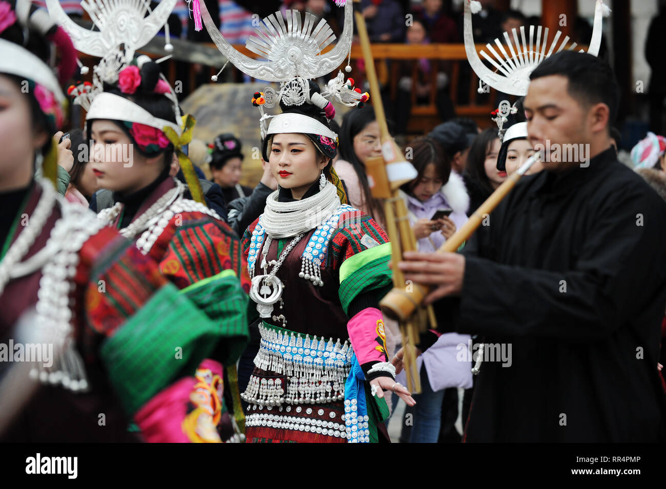 Zhouxi, Cina. 24 feb 2019. Persone in costumi tradizionali eseguire il ballo lusheng in città Zhouxi, Kaili città del sud-ovest della Cina di Guizhou, Feb 24, 2019. L'etnia Miao ragazze indossare le tradizionali costumi ricamati e ornamenti in argento di cantare e ballare al suono del lusheng, una zampogna di strumento a fiato, a pregare per un buon raccolto. Di etnia Miao persone insieme a Gannangxiang a gioire per l annuale celebrazione Gannangxiang, uno di più grandi dimensioni e più primitivo Miao lusheng celebrazioni in Guizhou. (Xinhua/Ya Credito: Xinhua/Alamy Live News Foto Stock