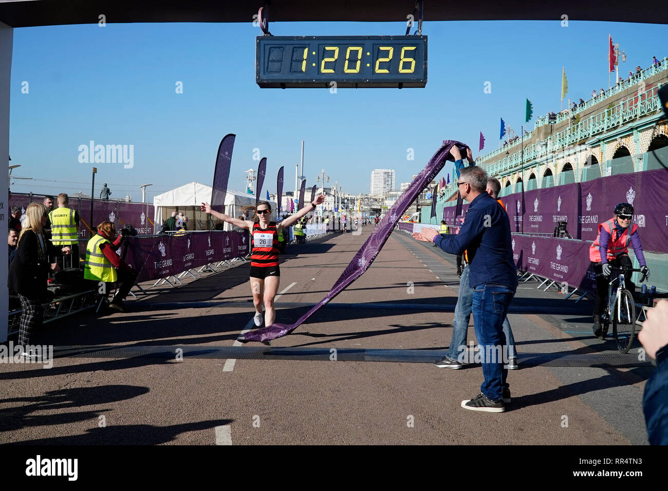 Brighton, Sussex, Regno Unito. 24 feb 2019. . Brighton mezza maratona femminile vincitore di gara Fiona de Mauny attraversa la linea al Brighton Mezza Maratona 2019. Credito: Caron Watson/Alamy Live News Foto Stock