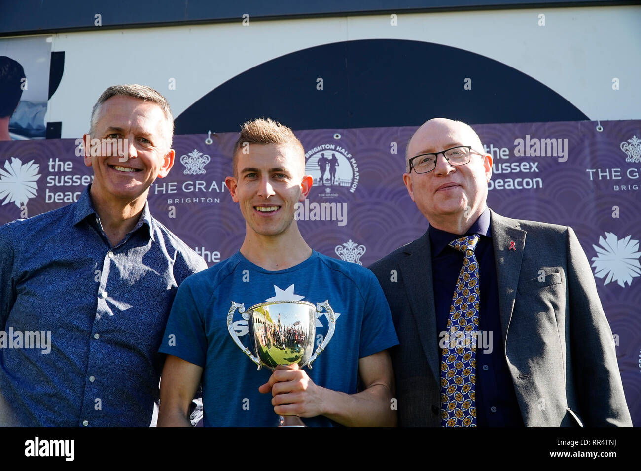 Brighton, Sussex, Regno Unito. 24 feb 2019. Paolo Navesey riceve il trofeo per gli uomini il primo posto a Brighton Mezza Maratona 2019 UK. Credito: Caron Watson/Alamy Live News Foto Stock