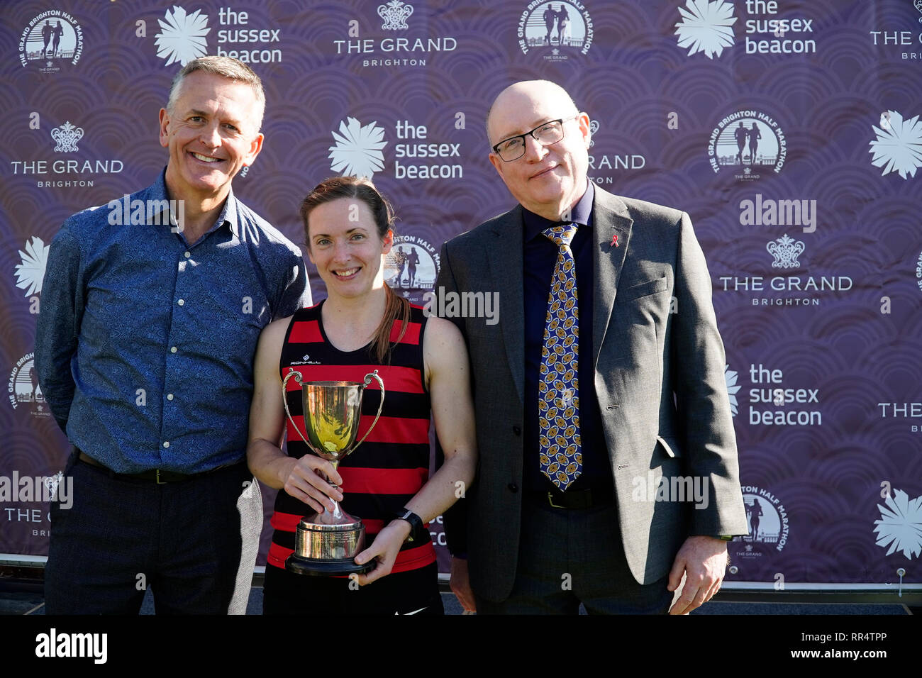 Brighton, Sussex, Regno Unito. 24 feb 2019. . Fiona de Mauny vincitore del 2019 Brighton mezza maratona femminile di gara.Caron Watson/Alamy Live News. Credito: Caron Watson/Alamy Live News Foto Stock
