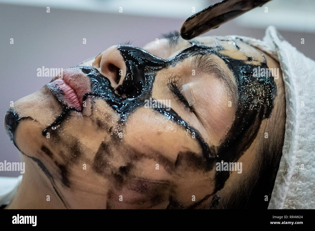 Londra, Regno Unito. 24 Febbraio, 2019. Maschere per il viso e il peel-off tecnologia di bellezza sono dimostrati a bellezza professionali Expo di Londra al centro Excel, il Regno Unito il più grande bellezza e spa trade show. Credito: Guy Corbishley/Alamy Live News Foto Stock