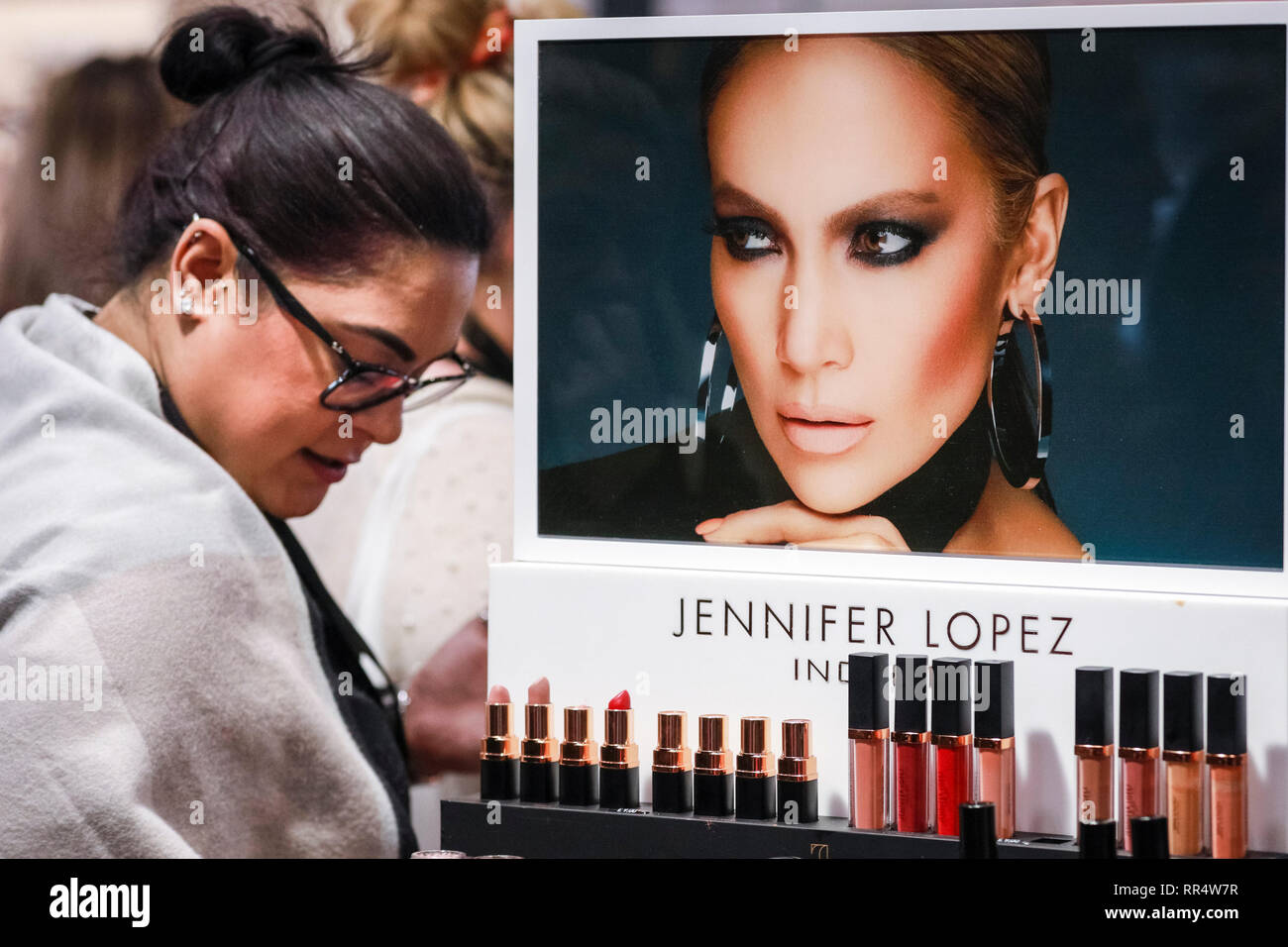 ExCel London, London , REGNO UNITO , 24 febbraio 2019. Una donna guarda al "Jennifer Lopez' trucco. Il Professional Beauty Show riunisce i capelli e praticanti di bellezza, Cosmetica ed estetica professionisti e rappresentanti di oltre 800 marchi con quelli interessati a capelli e bellezza nel Regno Unito il più grande evento di settore a Londra ExCel Exhibition Centre su fb 24 e 25. Credito: Imageplotter/Alamy Live News Foto Stock
