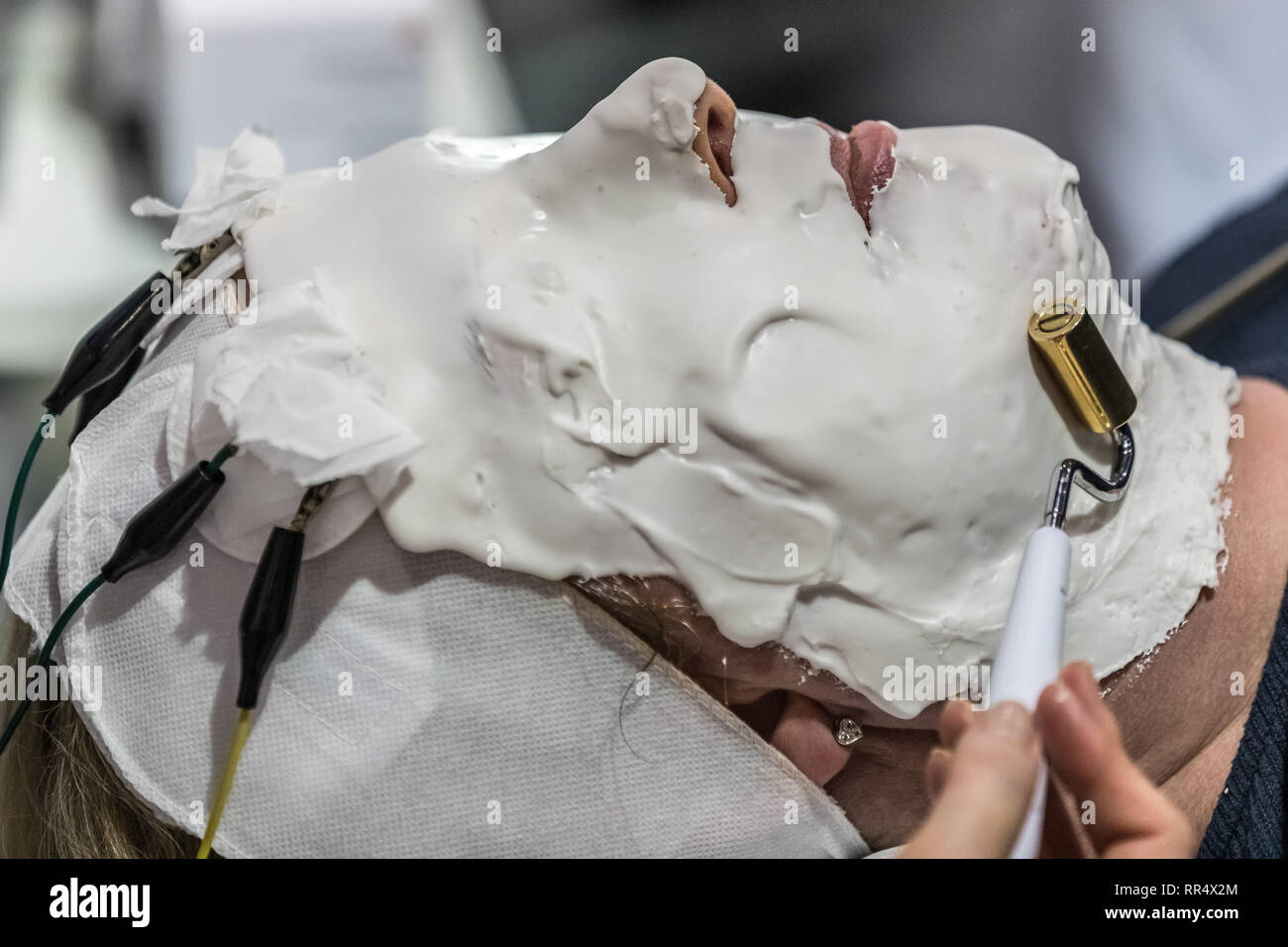 Londra, Regno Unito. 24 Febbraio, 2019. Maschere per il viso e il peel-off tecnologia di bellezza sono dimostrati a bellezza professionali Expo di Londra al centro Excel, il Regno Unito il più grande bellezza e spa trade show. Credito: Guy Corbishley/Alamy Live News Foto Stock