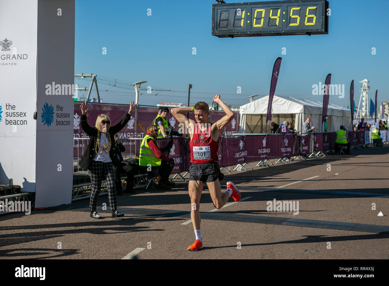 Brighton, Sussex, Regno Unito. Il 24 febbraio 2019. Oltre 12 mila persone, compresi quelli su sedia a rotelle, per prendere parte al Brighton Mezza Maratona nel sud-est dell' Inghilterra. 24 Febbraio, 2019. La 13.1 miglia race è tenuto annualmente in Brighton, con molti partecipanti il sollevamento in contanti per diverse cause e le associazioni di beneficenza. Brighton-basato della carità ''˜Il Sussex faro", che forniscono servizi di assistenza e supporto per i malati di HIV, svolge un ruolo importante nell'organizzazione del Brighton Mezza Maratona ogni anno Credito: Matt Duckett/IMAGESLIVE/ZUMA filo/Alamy Live News Foto Stock