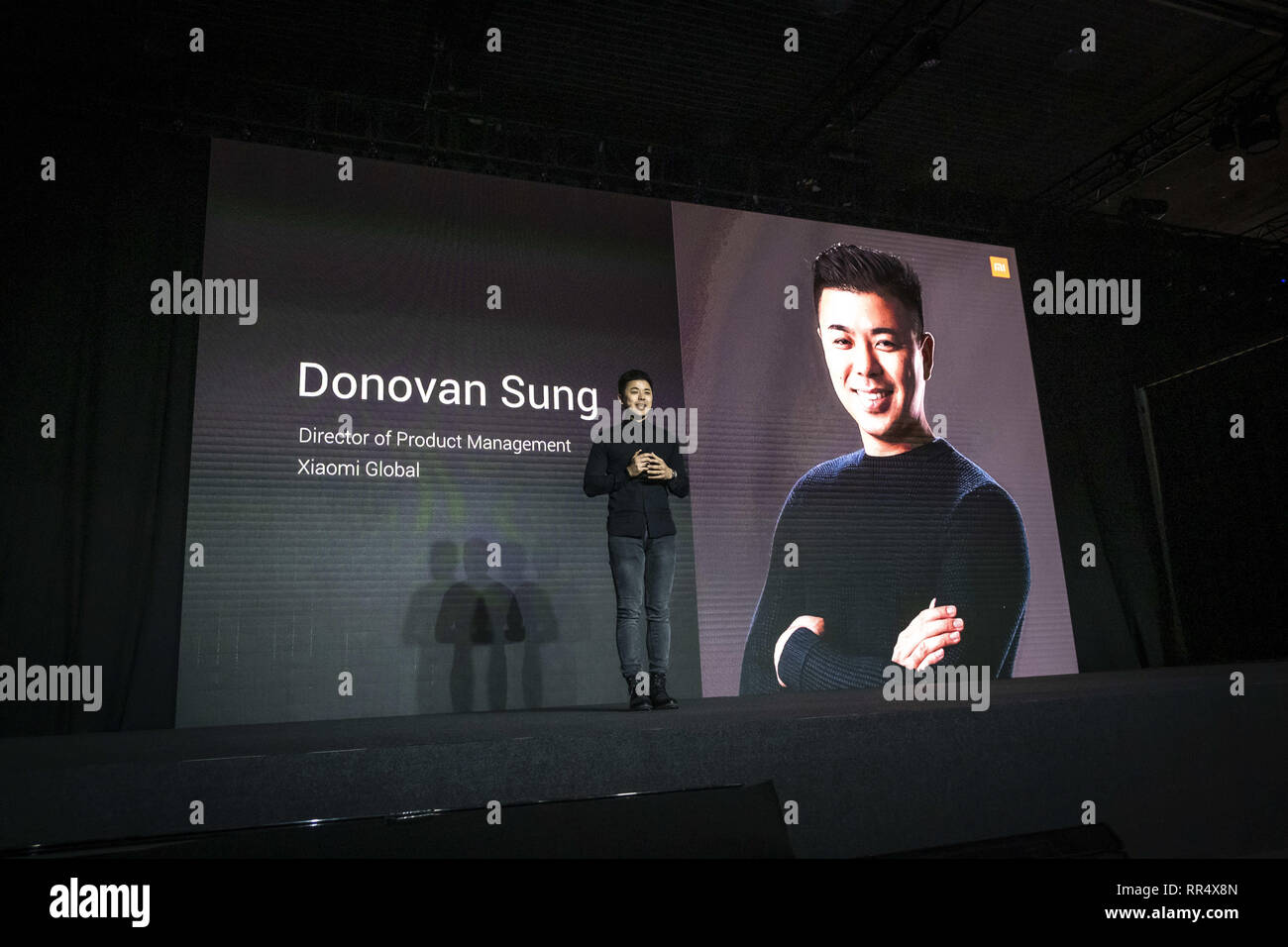 Barcellona, in Catalogna, Spagna. 24 Febbraio, 2019. Donovan cantato, direttore della gestione del prodotto Xiaomi globale si è visto presentare le novità del produttore di smartphone Xiaomi.La società cinese Xiaomi dedicata alla produzione, sviluppo, design e vendite di telefoni smart ha presentato i nuovi prodotti per il 2019 al Mobile World Congress 2019. Credito: Paco Freire SOPA/images/ZUMA filo/Alamy Live News Foto Stock