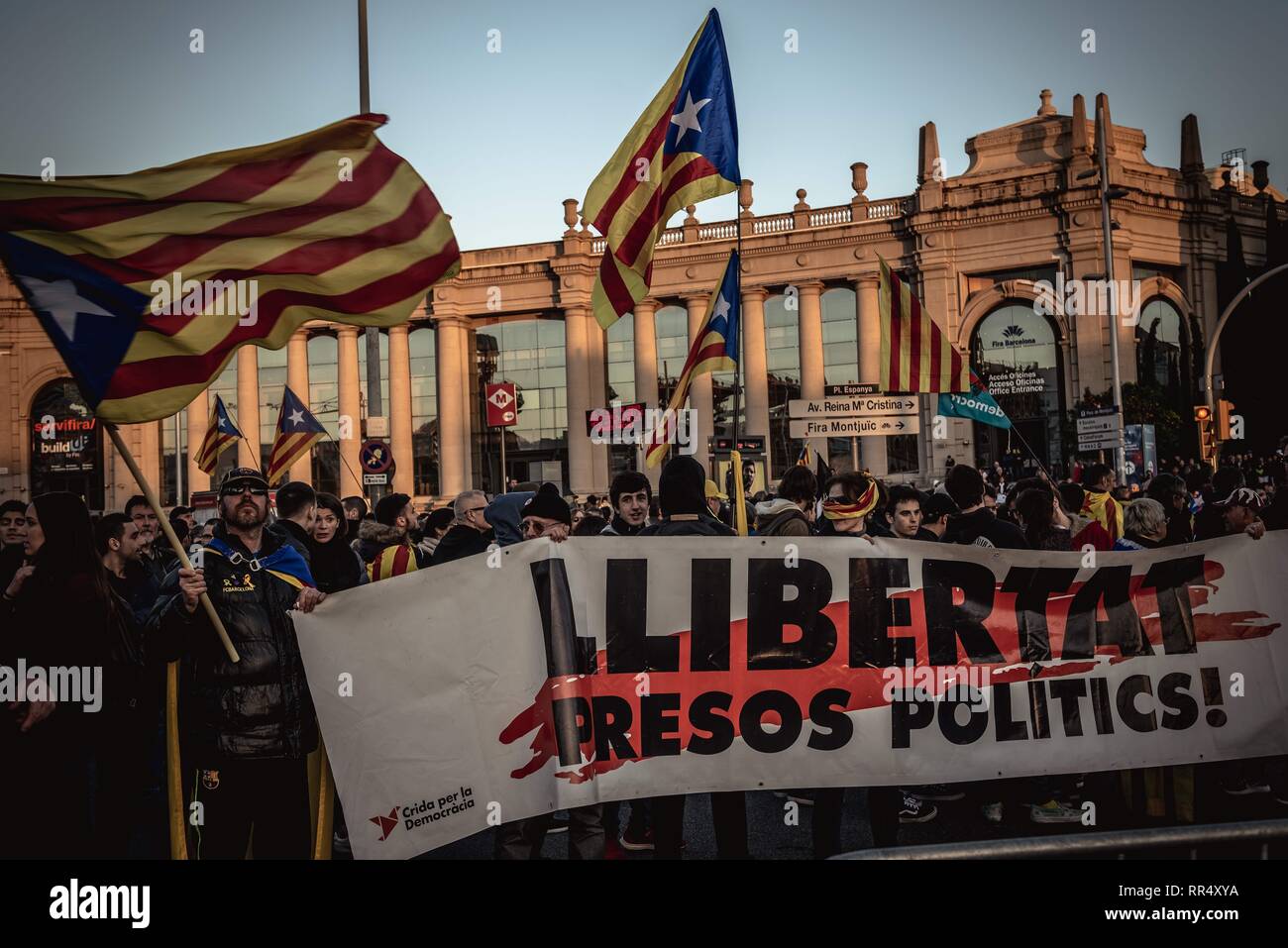 Barcellona, in Catalogna, Spagna. 24 Febbraio, 2019. Barcellona, Spagna. 24 Febbraio 2019: .separatisti catalana si riuniscono per protestare contro la presenza di Re Filippo VI di Spagna nella città di frequentare la cena del Mobile World Congress. (Credito Immagine: © Matthias OesterleZUMA filo) Foto Stock
