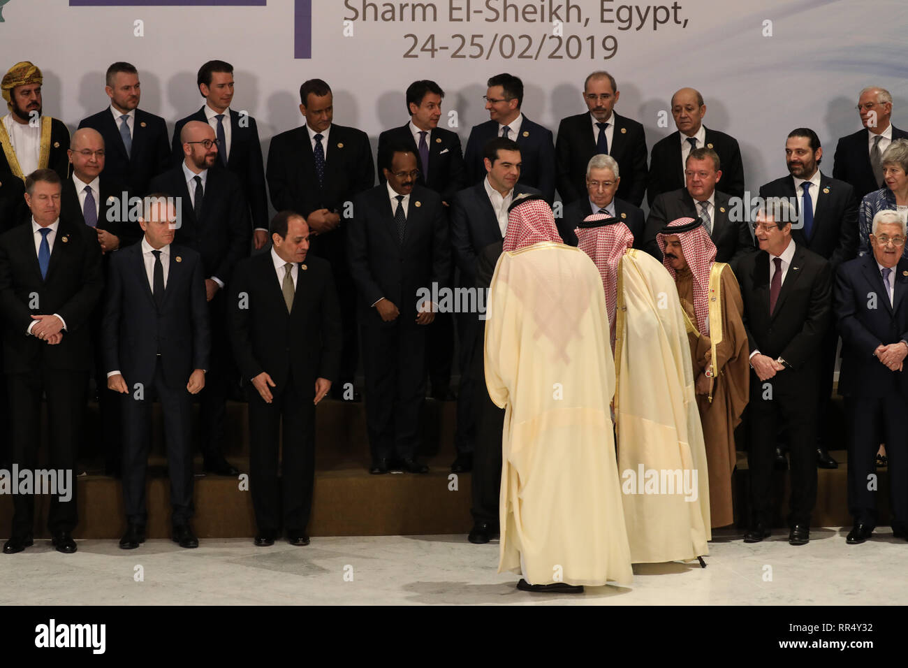 Sharm El Sheikh, Egitto. 24 Febbraio, 2019. Lega araba e i leader dell'  Unione hanno posano per una foto di famiglia durante l'Unione europea (UE)  e la Lega degli Stati Arabi (LAS)