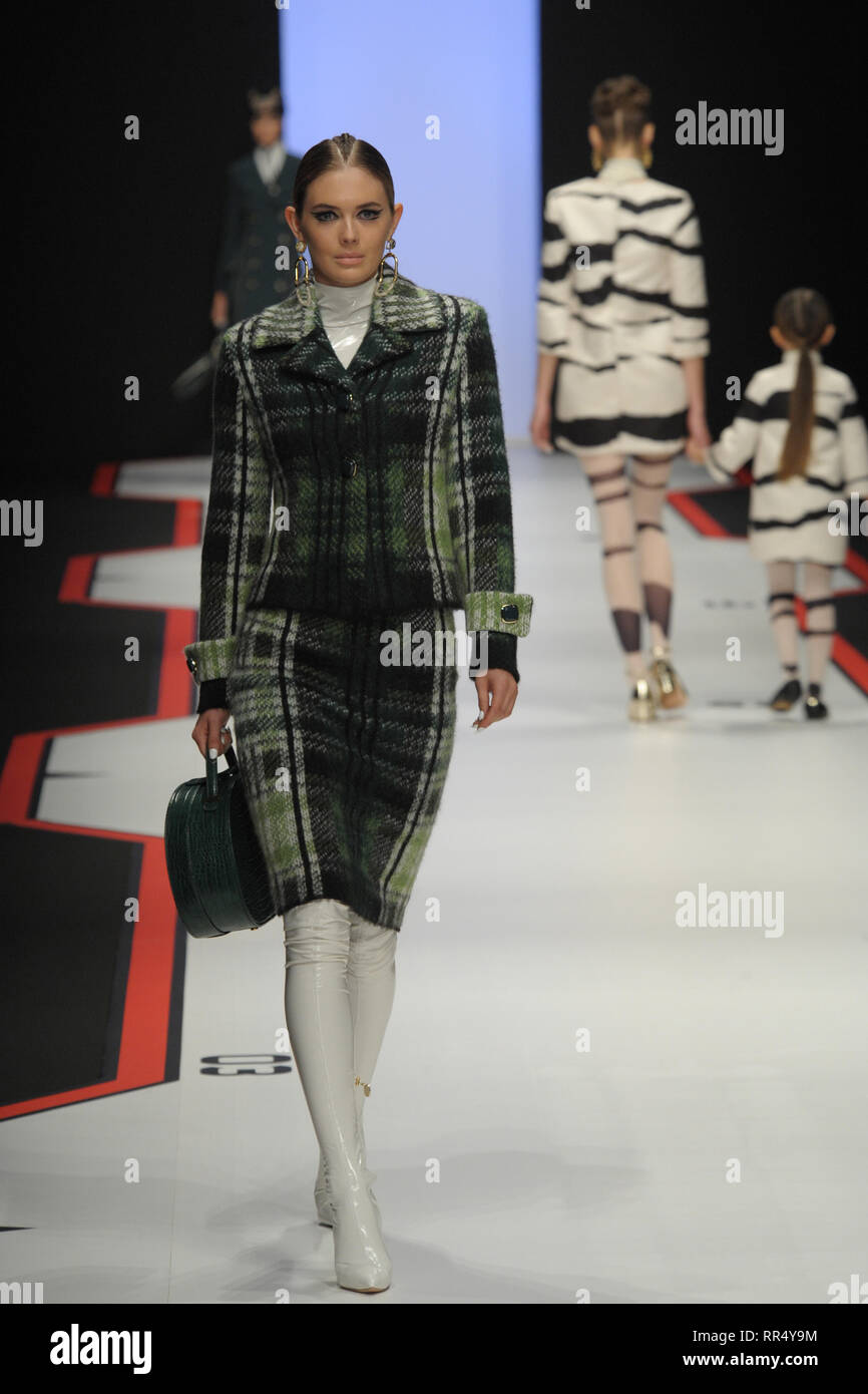 Milano, 23/02/2019 la Fashion Week di Milano della moda per donna autunno inverno  2019 - 2020. Elisabetta Franchi fashion show - Sfilata di moda Foto stock -  Alamy