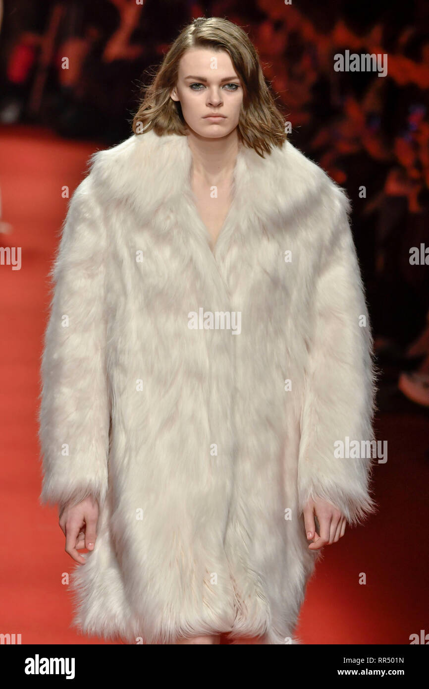 Milano, Italia. Il 23 febbraio, 2019. 2020. La filosofia di Lorenzo Serafini Fashion Show In foto: Cari Taylor Credit: Indipendente Agenzia fotografica/Alamy Live News Foto Stock