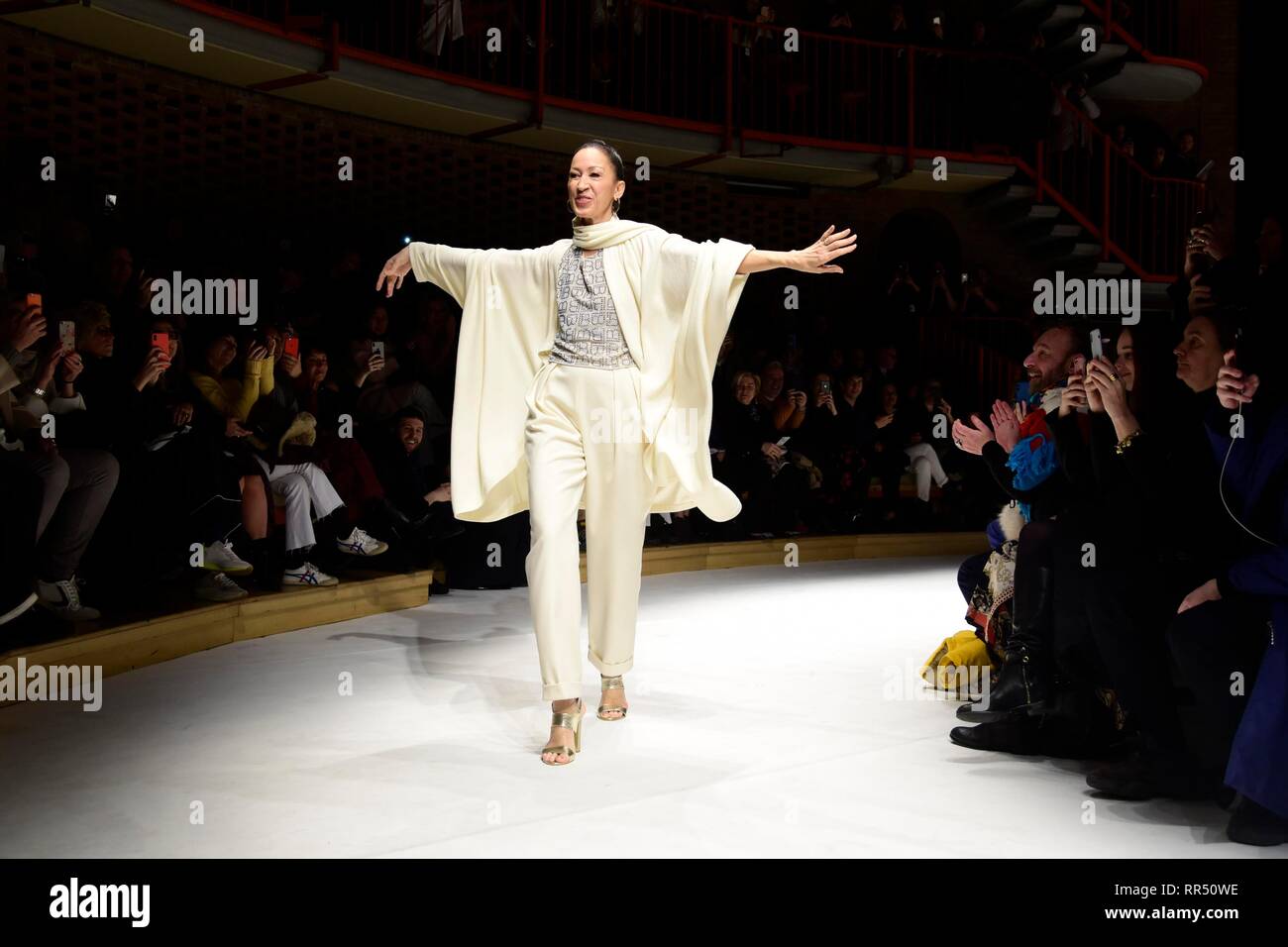 Milano, Italia. 24 Febbraio, 2019. La Fashion Week di Milano Moda Donna Autunno/Inverno 2019 2020 fashion show di Laura Biagiotti nell'immagine: Pat Cleveland Credit: Indipendente Agenzia fotografica/Alamy Live News Foto Stock