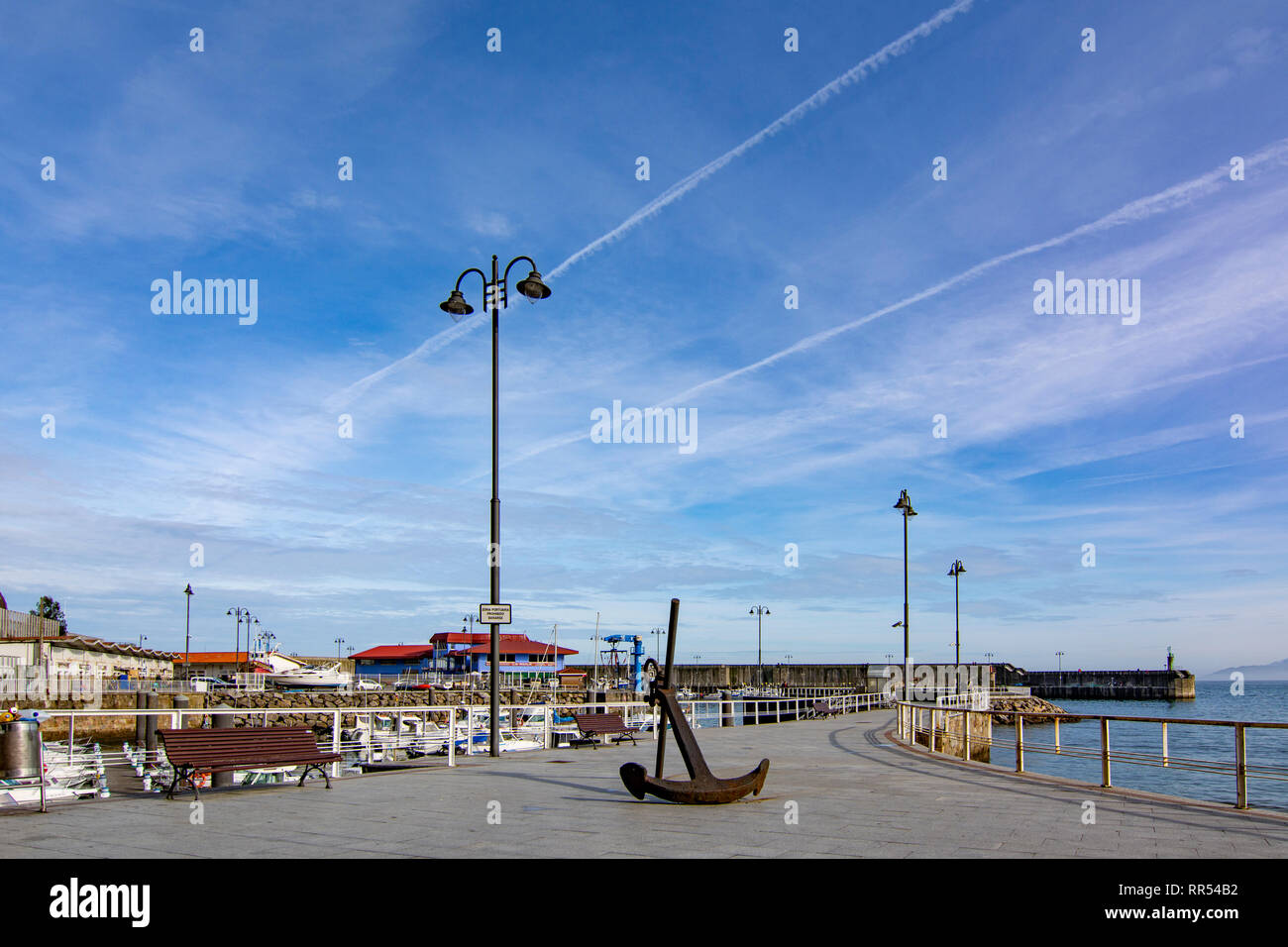 Lastres, Asturias, Spagna; Gennaio 2016: vista delle barche nel porto di Lastres Asturie, Spagna Foto Stock
