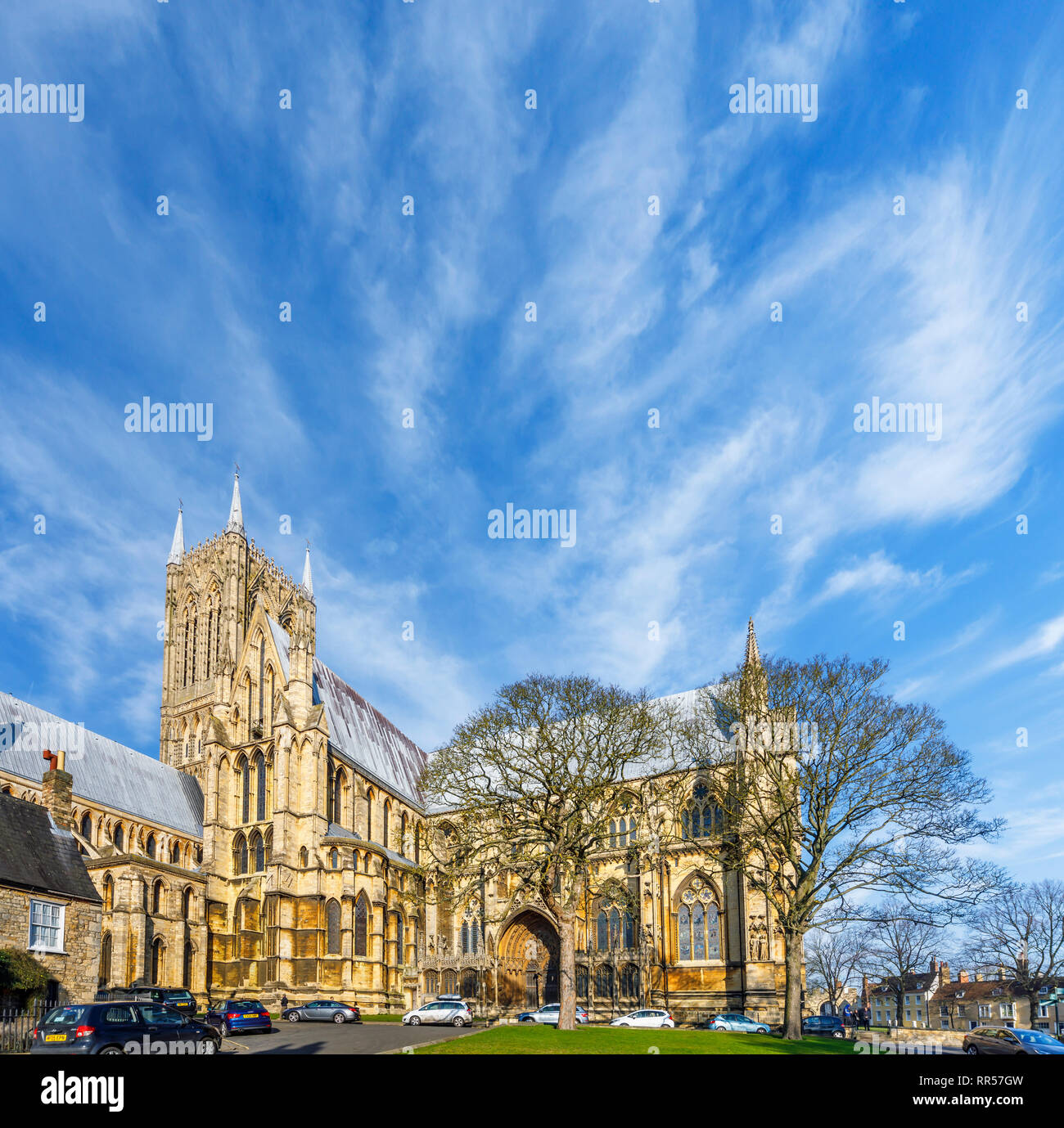 Architettura gotica della Cattedrale di Lincoln nella città di Lincoln, Lincolnshire (Lincs), East Midlands, Inghilterra, Regno Unito in una giornata di sole con cielo blu Foto Stock