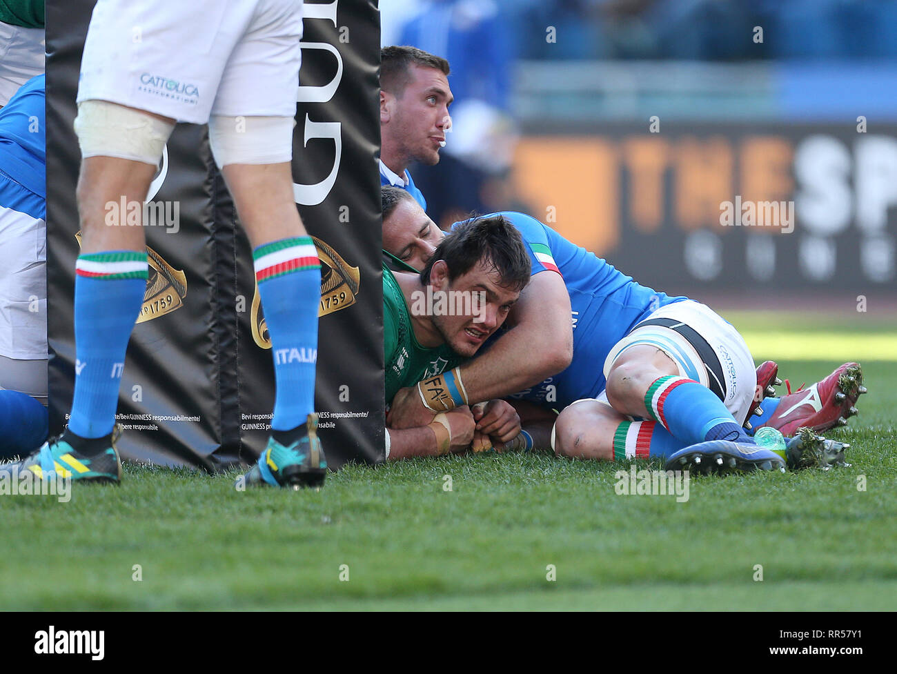 In Irlanda la Quinn Roux punteggi il suo lato della prima prova durante il Guinness Sei Nazioni corrispondono allo Stadio Olimpico di Roma, Italia. Foto Stock