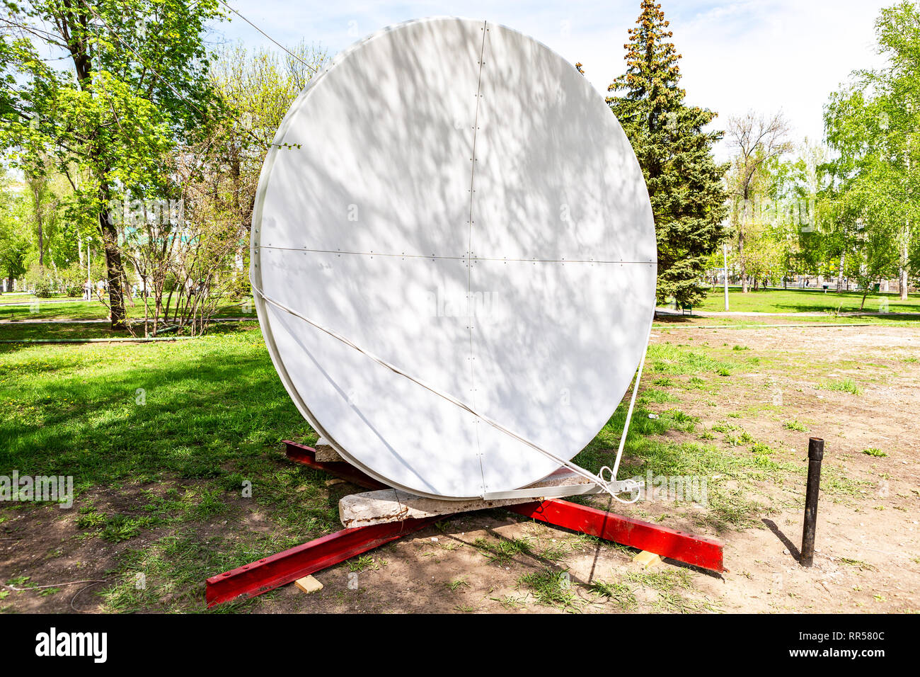 Grande parabola satellitare di tv stantion presso il parco pubblico Foto Stock