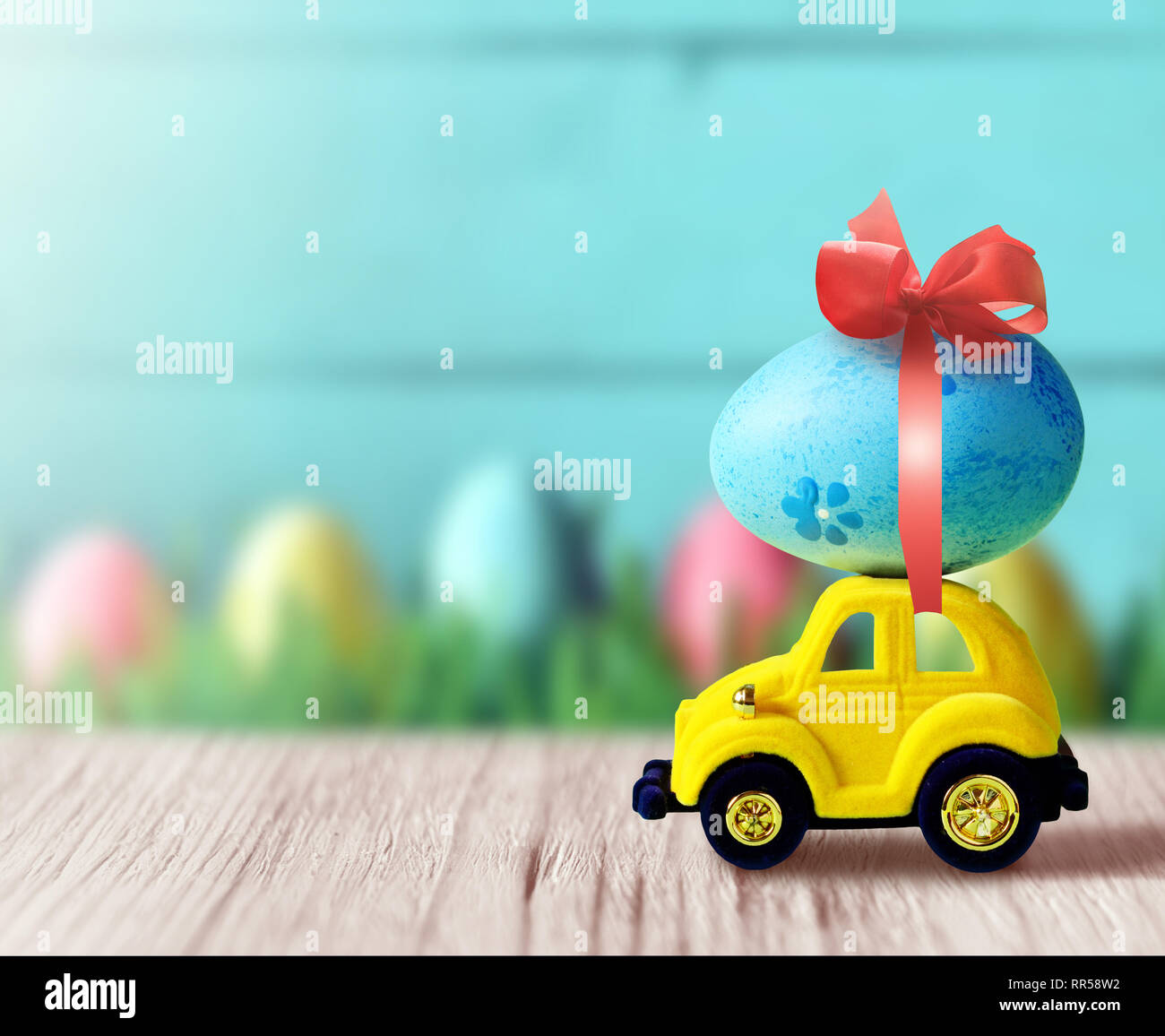 Retrò giocattolo auto con uovo di pasqua sul tetto. sulla molla di sfondo il concetto di Pasqua. Felice Pasqua. Foto Stock