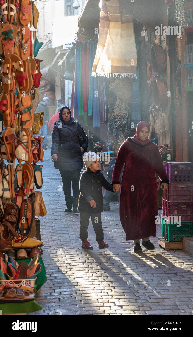 La madre e il bambino nella medina souq, Fes, Marocco Foto Stock