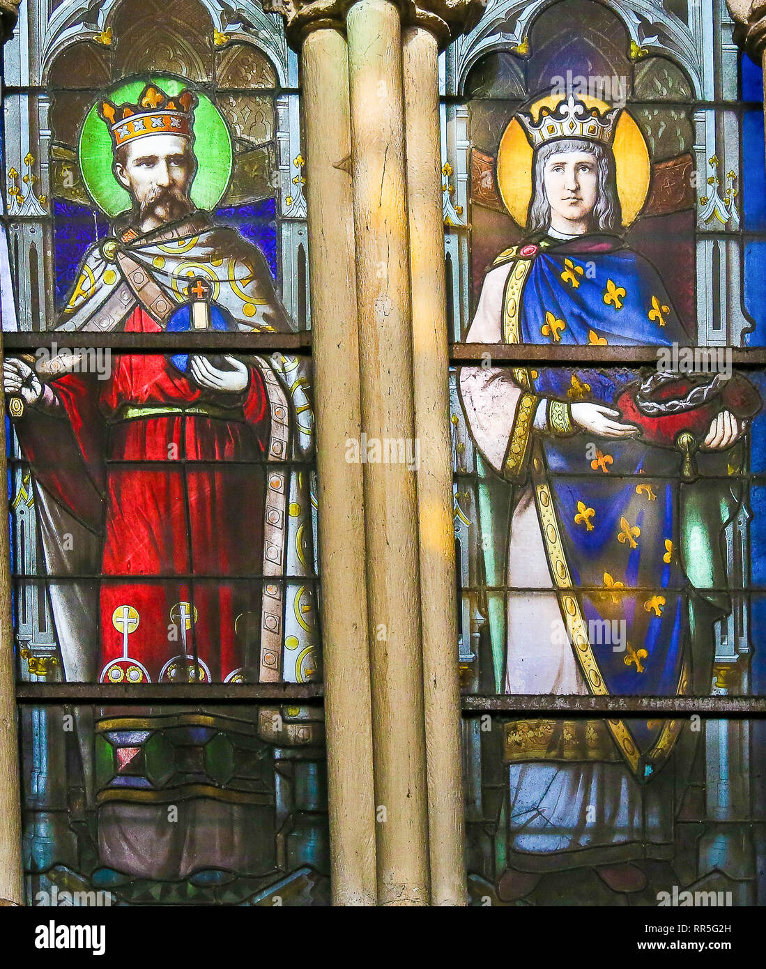 Vetro colorato nella chiesa di Saint Severin, Quartiere Latino, Parigi, Francia, raffiguranti santi cattolici Foto Stock