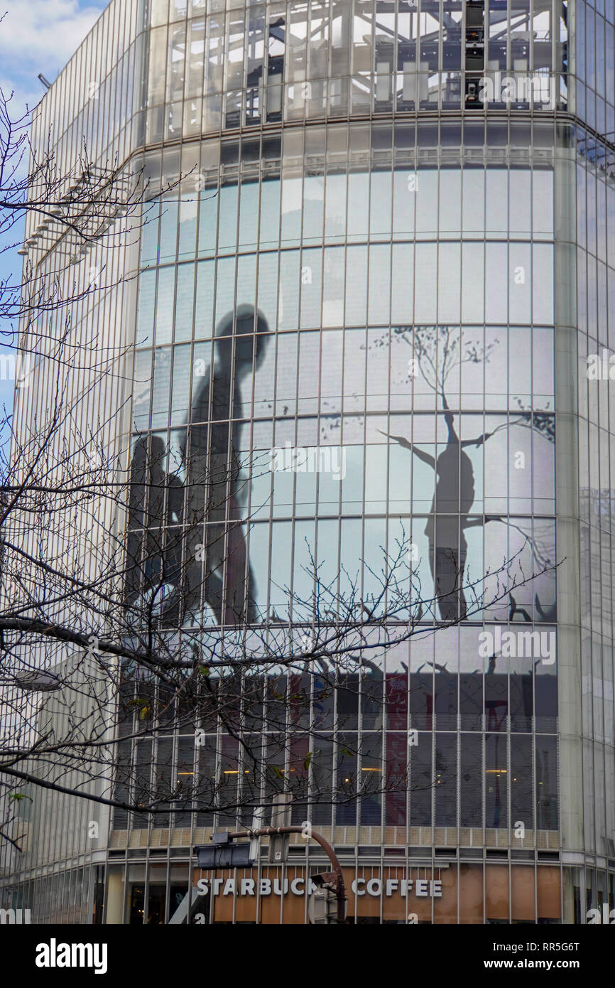 Starbucks Cafe e schermi video a incrocio di Shibuya di Tokyo, Giappone Foto Stock