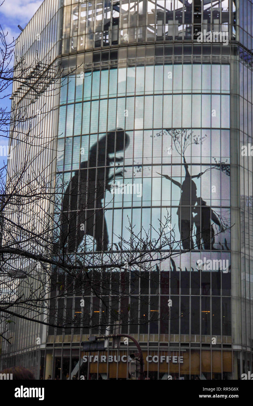 Starbucks Cafe e schermi video a incrocio di Shibuya di Tokyo, Giappone Foto Stock