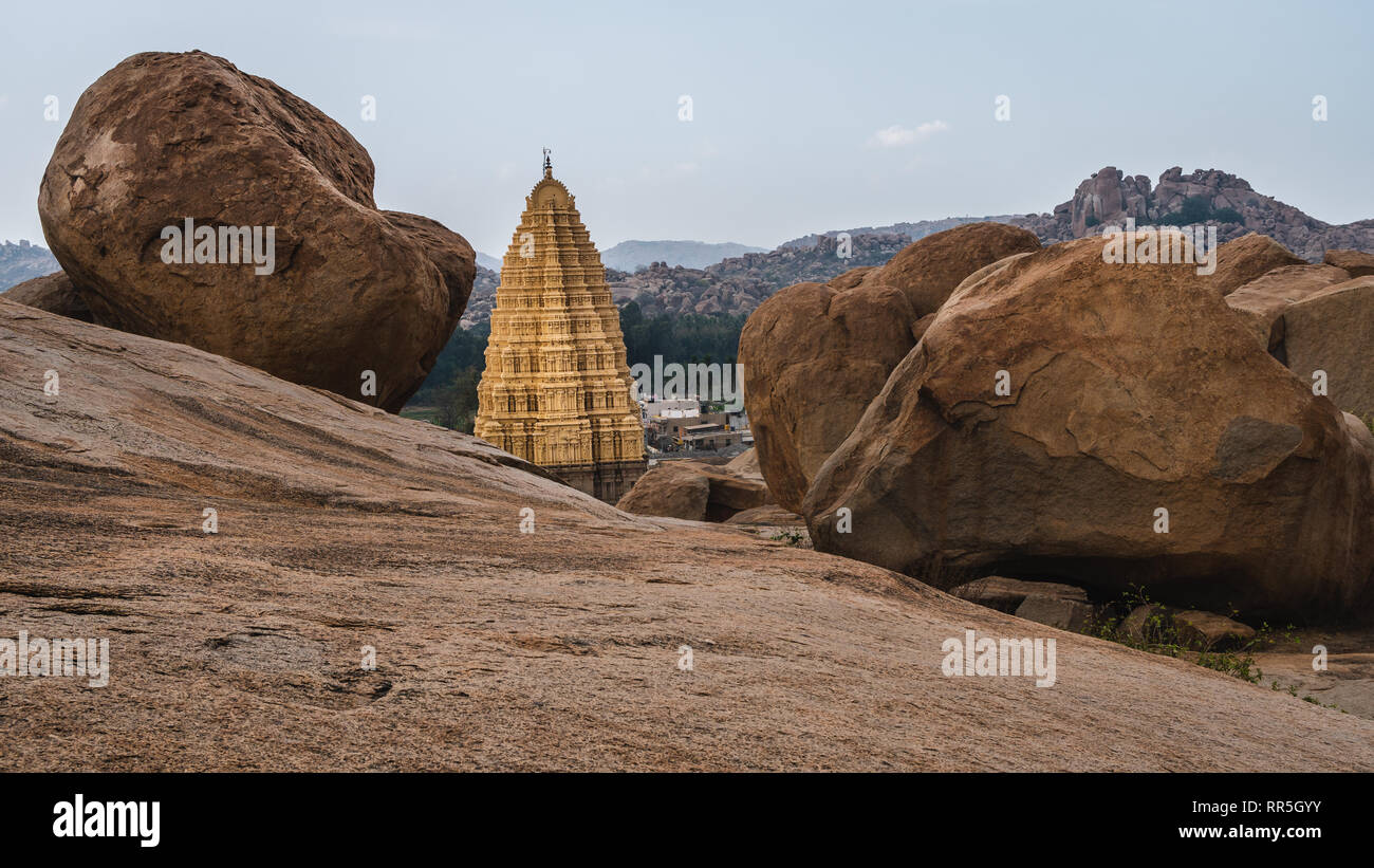 Tempio Virupaksha india karnakata tra due grandi rocce Foto Stock