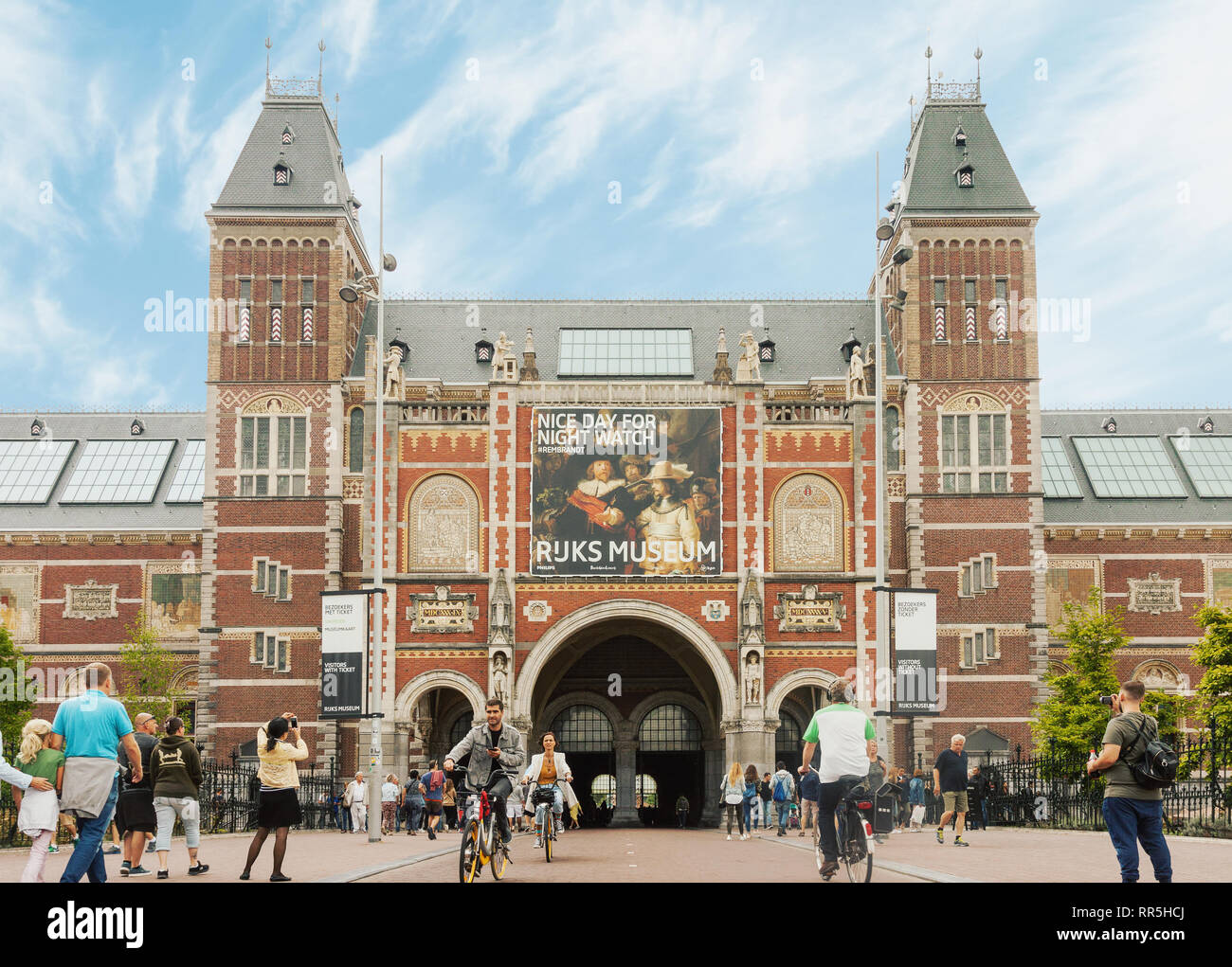 Rijksmuseum facciata di edificio con turisti e ciclisti sulla luminosa giornata estiva in Amsterdam, Paesi Bassi Foto Stock