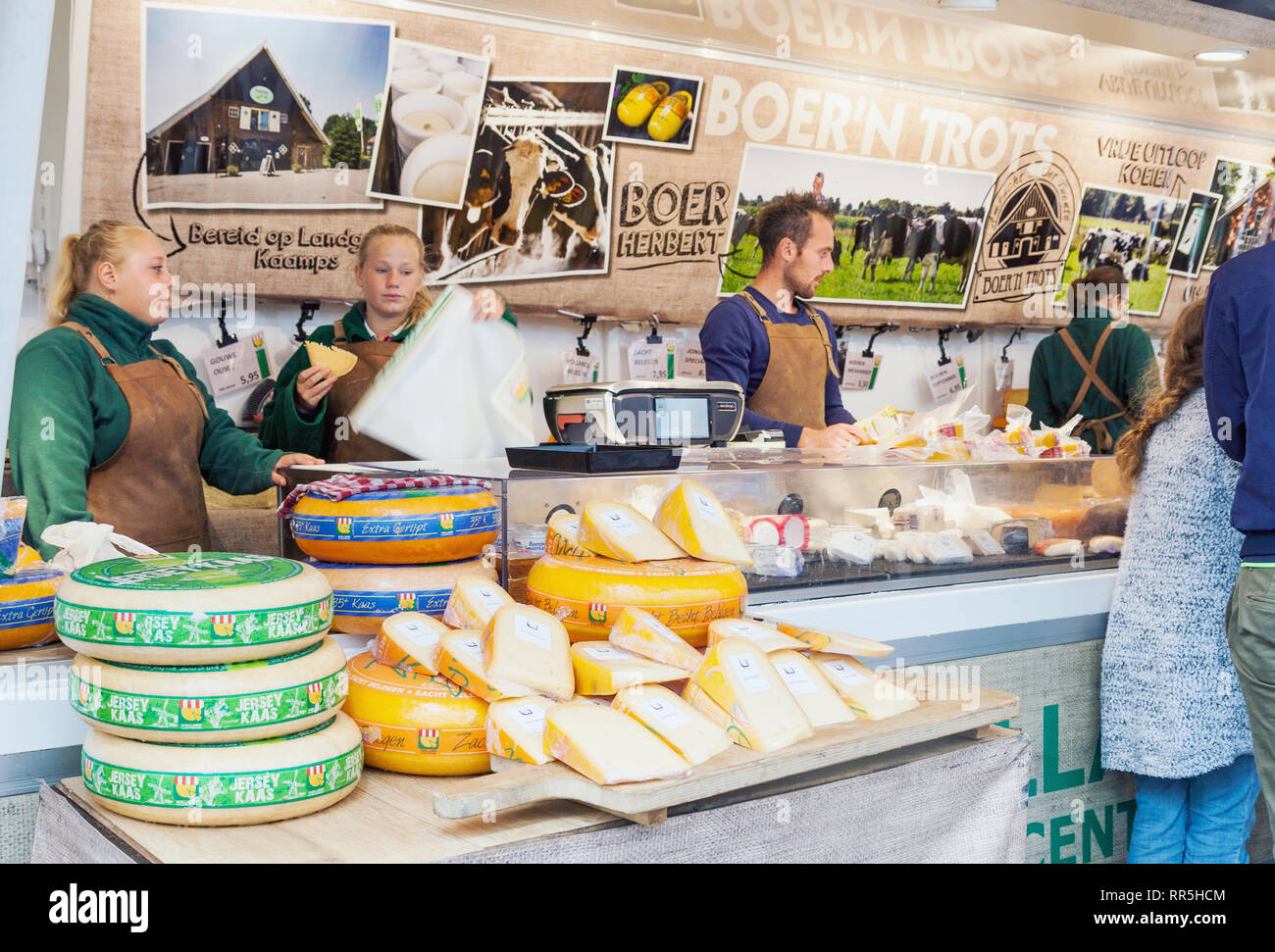 I venditori vendono tradizionale formaggio Olandese in strada del mercato di Delft, Paesi Bassi Foto Stock