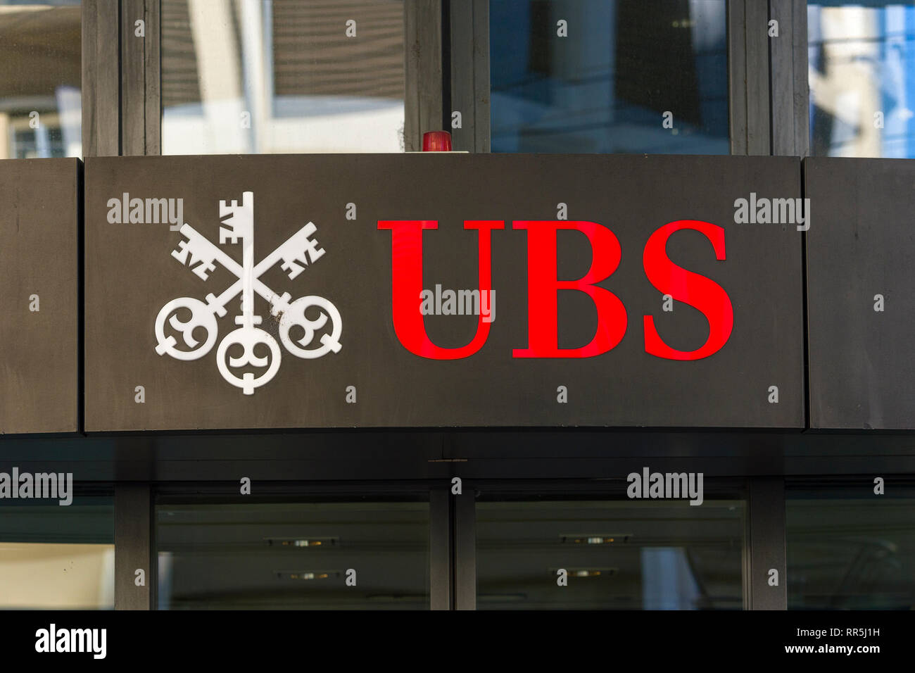 UBS (Union Bank Svizzera) Segno bordo sopra la porta di ingresso in una agenzia nel centro di Ginevra, Svizzera Foto Stock