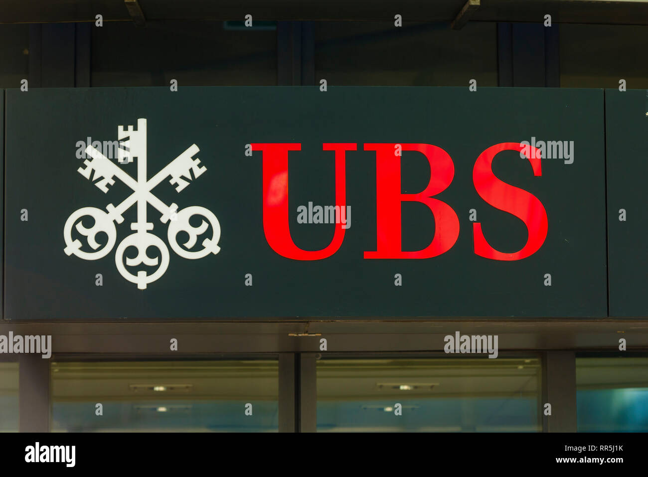 UBS (Union Bank Svizzera) Segno bordo sopra la porta di ingresso in una agenzia nel centro di Ginevra, Svizzera Foto Stock