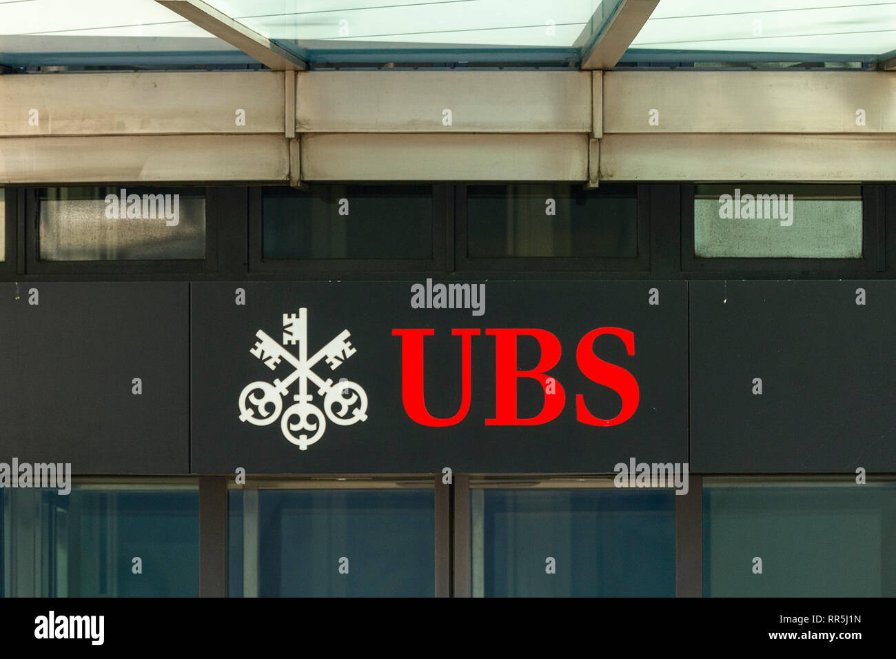 UBS (Union Bank Svizzera) Segno bordo sopra la porta di ingresso in una agenzia nel centro di Ginevra, Svizzera Foto Stock