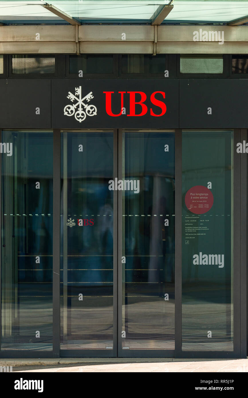 UBS (Union Bank Svizzera) Segno bordo sopra la porta di ingresso in una agenzia nel centro di Ginevra, Svizzera Foto Stock